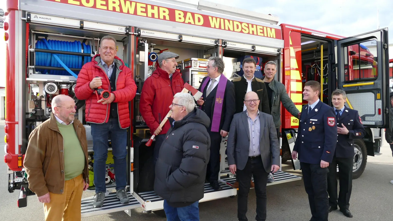 Das war ein Fest für die an Technik interessierten Männer: die Eroberung der neuen Hilfsleistungslöschgruppenfahrzeugen (HFL) 20 auf dem Hof der Bad Windsheimer Feuerwehr (von links): Rainer Volkert, Ronald Reichenberg, Horst Allraun, Dr. Manfred Kern, Jörg Dittmar, Reiner Hufnagel, Jürgen Heckel, Johannes Gerhäuser sowie Matthias Helm und Philipp Flierl. (Foto: Sylvia Fehlinger)