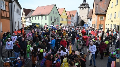 Hoch geht es am Faschingsdienstag im Herzen der Leutershäuser Altstadt her. Das soll auch heuer wieder so sein, wenngleich der anschließende Umzug abgesagt wurde. Die zunächst ins Auge gefasste Verlagerung vom Marktplatz an den Plan hat die Verwaltung nach Protesten verworfen.  (Foto: Wolfgang Grebenhof)