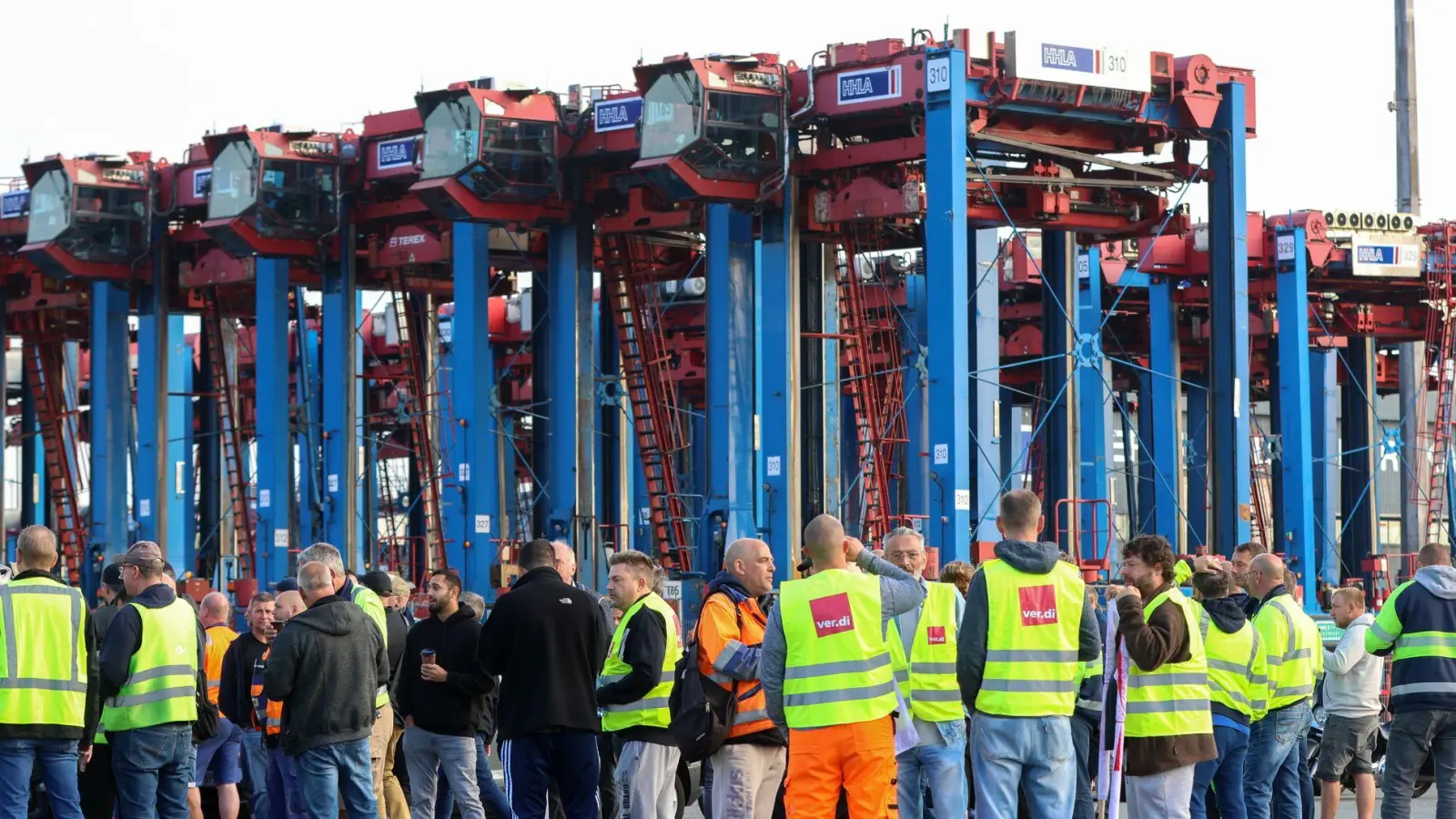 Hafenarbeiter protestieren vor dem Container Terminal. (Foto: Bodo Marks/dpa)