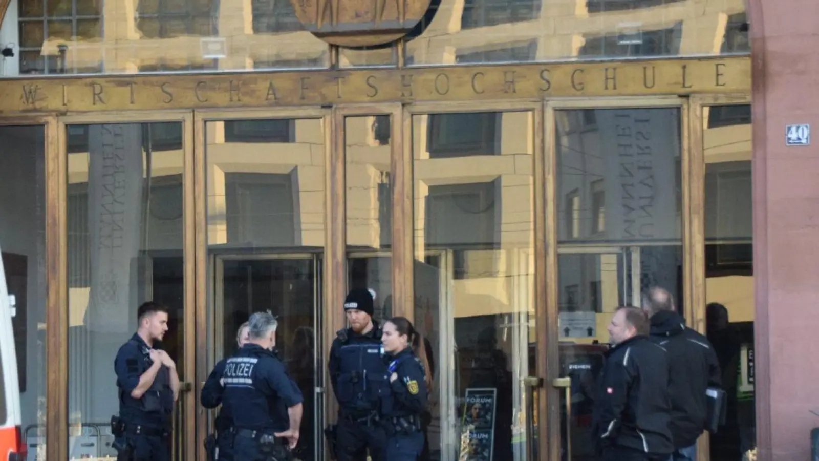 Einsatzkräfte der Polizei stehen vor der Universität in Mannheim. Das Landeskriminalamt ermittelt nun zu dem tödlichen Polizeieinsatz. (Foto: René Priebe/dpa)