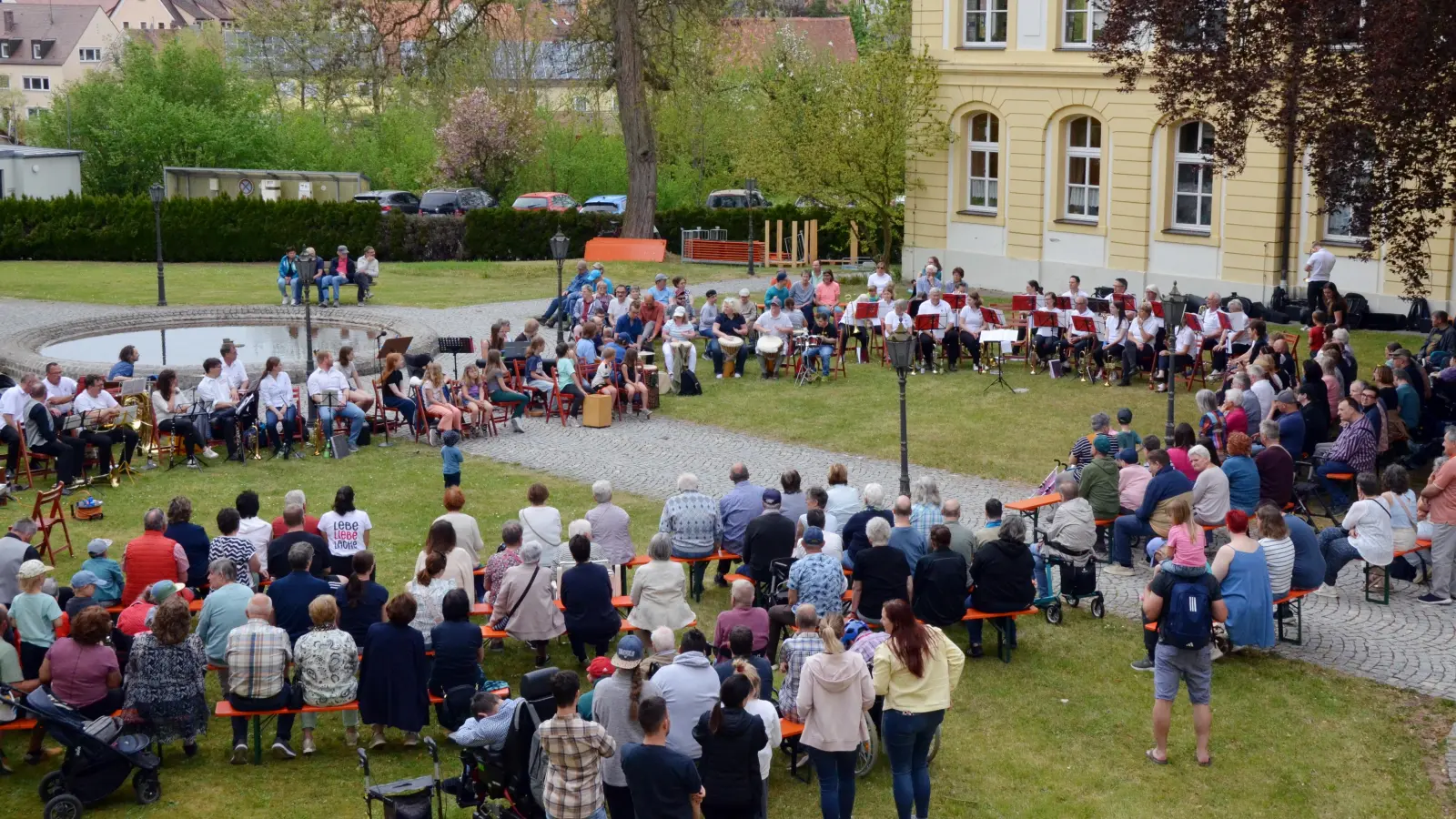 Stieß auf großes Interesse: die Neuauflage der Brunnenserenade mit dem Posaunenchor, dem Männergesangverein, der Familie Christ, der Werkstatt-Trommelgruppe und den Bruckberger Musikanten. (Foto: Yvonne Neckermann)