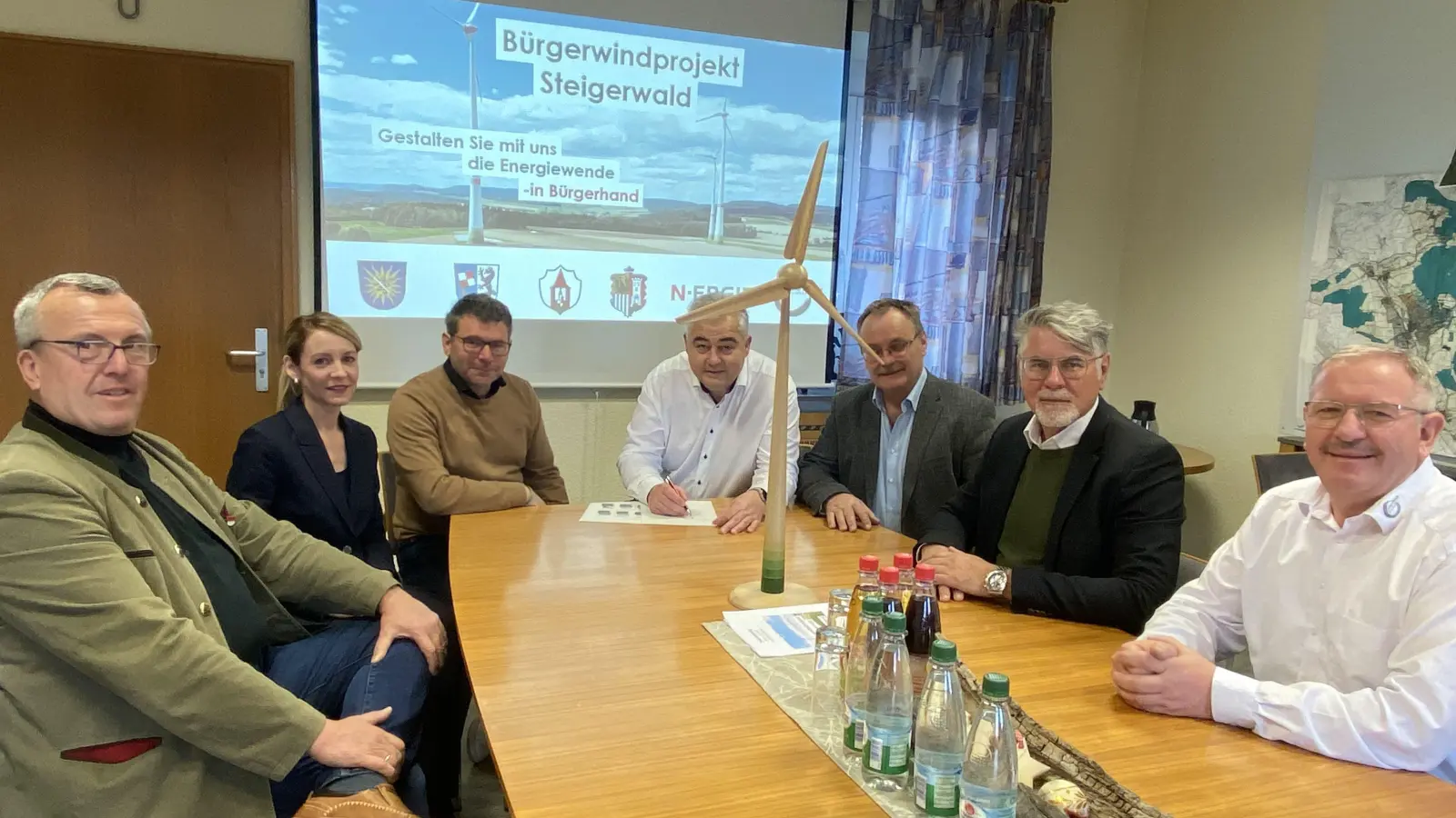 Im Scheinfelder Rathaus traf man sich zur Vertragsunterzeichnung (von links): Bürgermeister Peter Sendner (Oberscheinfeld), Naturenergie-Zeilinger-Prokuristin Katrin Held, die Bürgermeister Klaus Nölp (Markt Bibart), Claus Seifert (Scheinfeld) und Wolfgang Schmidt (Baudenbach) sowie Geschäftsführer Rainer Kleedörfer (N-Ergie Effizienz GmbH) und Geschäftsführer Reinhold Zeilinger (Naturenergie Zeilinger). (Foto: Stadt Scheinfeld/Theresia Lang)