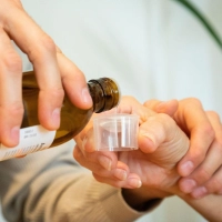 Was muss wann genommen werden? Und wird es auch genommen? Sichere Medikation ist eine Herausforderung für Pflegebedürftige - und für pflegende Angehörige. (Foto: Christin Klose/dpa-tmn)