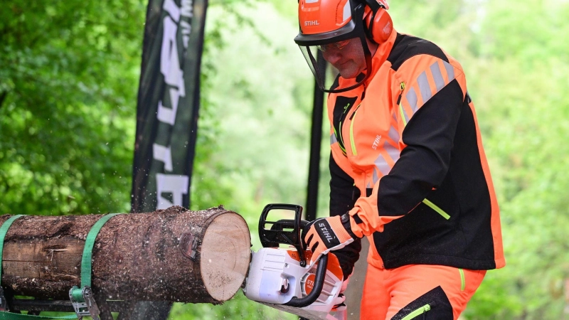 Der Absatz von Stihl-Akkugeräten war zuletzt gewachsen. Vorstands-Chef Traub sägt bei der Bilanz-Pressekonferenz mit einer neuen Stihl-Akkusäge einen Baumstamm. (Foto: Bernd Weißbrod/dpa)