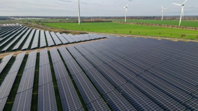 Windräder direkt neben Solaranlagen - es geht aufwärts bei der installierten Leistung der Erneuerbaren. (Archivbild) (Foto: Jan Woitas/dpa)