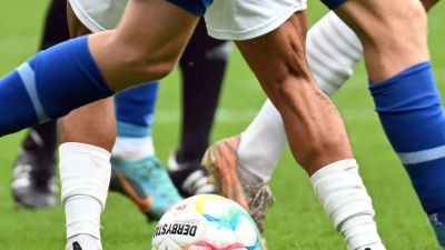 Fußballspieler kämpfen um den Ball. (Foto: Uli Deck/dpa/Symbolbild)