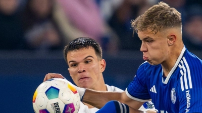 Kehrt vom FC Schalke 04 zurück zu Werder Bremen: Keke Topp (r.). (Foto: David Inderlied/dpa)