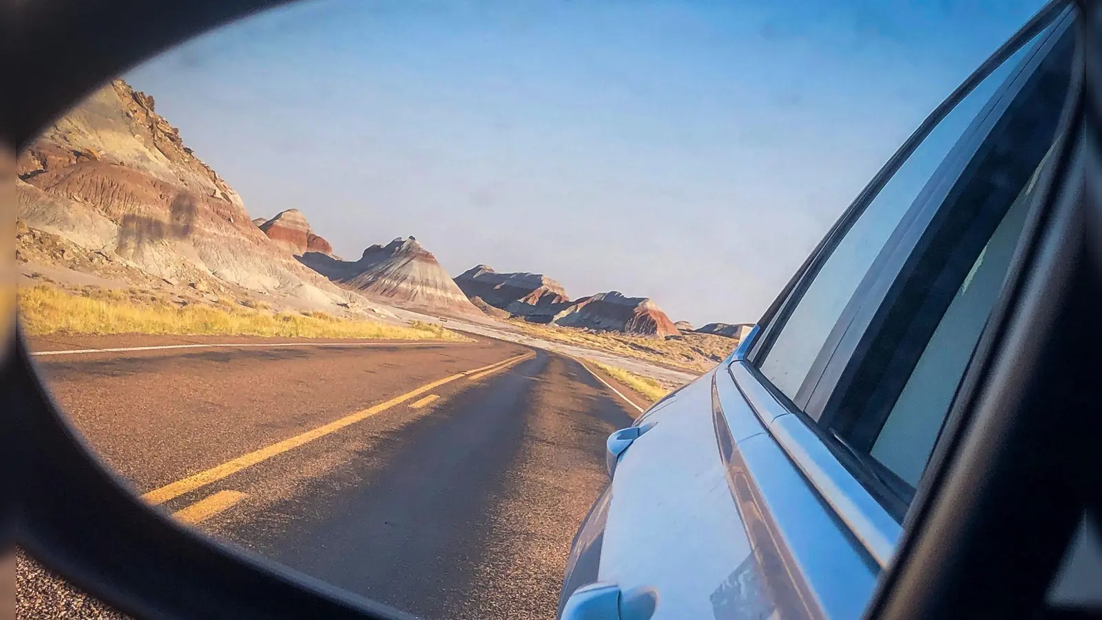 Die Route 66 führt auch durch einsame Landstriche wie das Wüstengebiet Painted Desert in Arizona - das berühmt ist für seine Gipfel, die durch verschiedene Gesteinsschichten wie bemalt wirken. (Foto: Ralf Johnen/dpa-tmn)