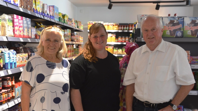 Bei der Eröffnung des Dorfladens (von links): Edith Stumpf für die LAG Region Hesselberg mit Geschäftsführerin Alexandra Tisch und LEADER-Koordinator Ekkehard Eisenhut.  (Foto: Peter Tippl)