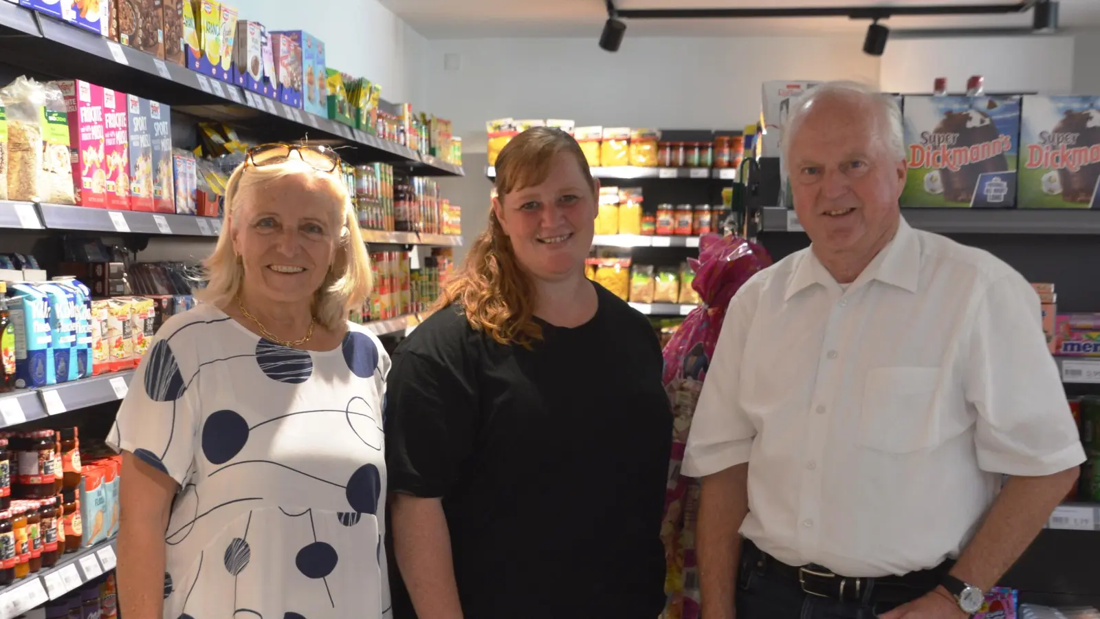 Bei der Eröffnung des Dorfladens (von links): Edith Stumpf für die LAG Region Hesselberg mit Geschäftsführerin Alexandra Tisch und LEADER-Koordinator Ekkehard Eisenhut.  (Foto: Peter Tippl)