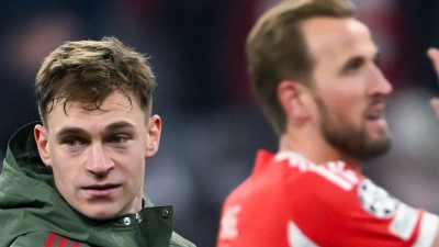 Das erste Etappenziel ist erreicht: Joshua Kimmich (l) und Harry Kane feiern den Einzug ins Achtelfinale. (Foto: Sven Hoppe/dpa)