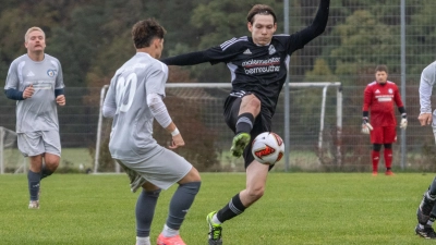 Mahmoud Kolash (vorne links) erzielte den 1:1-Ausgleich für Heilsbronn, am Ende unterlag der FC in Laubendorf (Sebastian Zarnescu) mit 3:4. (Foto: Markus Zahn)