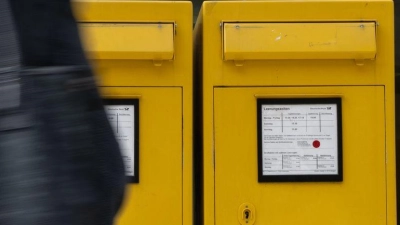 Hier stehen vier Briefkästen nebeneinander, anderswo sind sie spärlicher präsent. (Foto: Marijan Murat/dpa)