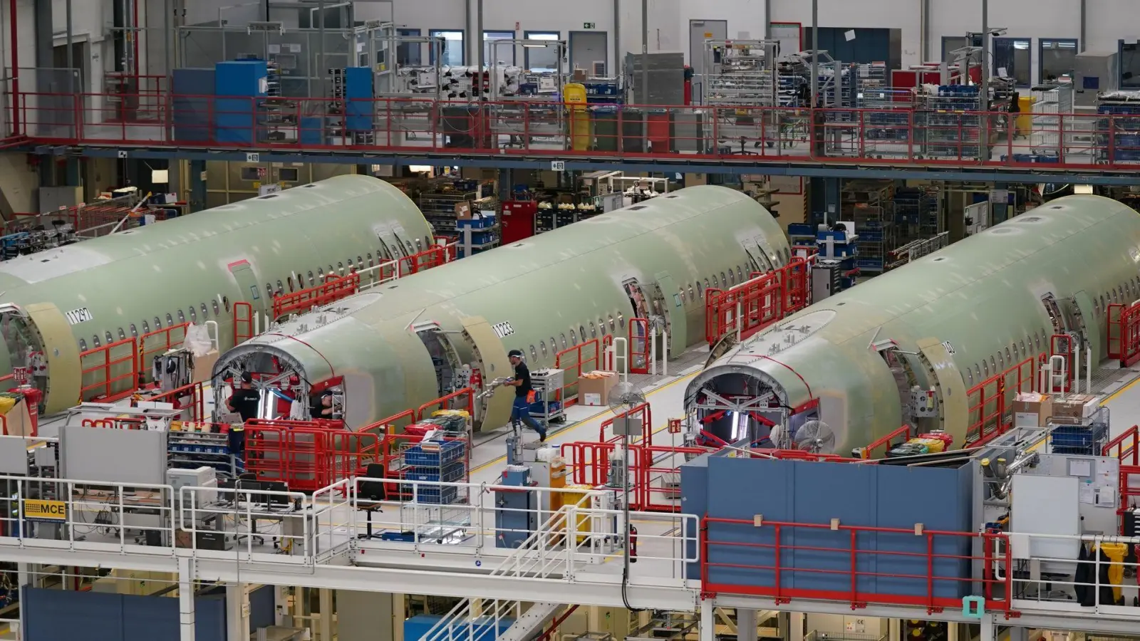 Airbus-Fertigung in Hamburger Stadtteil Finkenwerder: Engpässe etwa bei wichtigen Bauteilen machen Flugzeug- und Triebwerksherstellern weiter zu schaffen. (Foto: Marcus Brandt/dpa)