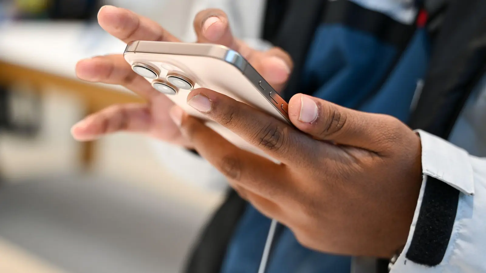 Die Kamera-App startet bislang oft unbeabsichtigt durch einen Wisch nach links: Künftig kann diese Funktion in den Einstellungen abgeschaltet werden. (Foto: Katharina Kausche/dpa/dpa-tmn)