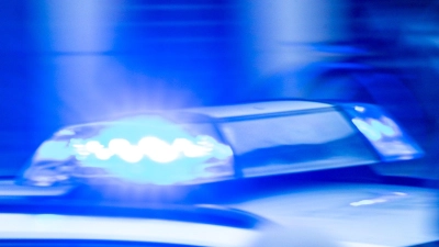 Kriminelle nutzen den Schockmoment am Telefon: Eine Seniorin aus München übergibt Goldbarren und Münzen im Millionenwert an Betrüger. (Symbolbild) (Foto: Jens Büttner/dpa)