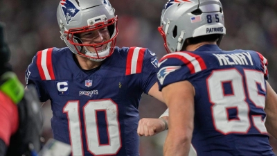 Ein Touchdown-Pass im ersten Playoff-Spiel reichte für den ersten Playoff-Sieg von Drake Maye (links). (Foto: Charles Krupa/AP/dpa)