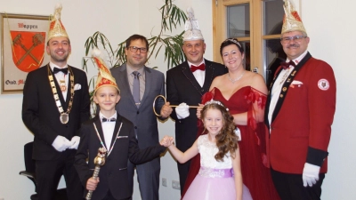 Die Mönchswaldfüchse starten in die neue Session: Präsident Nico Weigelmeier (links), Kinderprinz Finn Latteier mit Kinderprinzessin Emma Dörr, Bürgermeister Stefan Bußinger sowie das Prinzenpaar Dominik und Nadja Freytag und der Vorsitzende der Mönchswaldfüchse, Andreas Gracklauer (rechts). (Foto: Horst Kuhn)