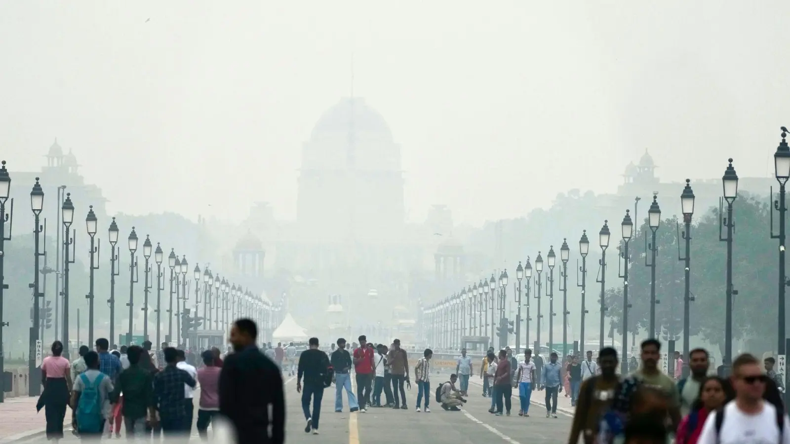 Menschen auf einer in Smog gehüllten Straße in Neu Delhi. (Archivbild) (Foto: Manish Swarup/AP/dpa)
