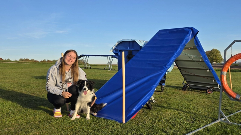 Judith Hofmann und die Border-Collie-Hündin „Dana” auf ihrem Trainingsgelände in Untermeißling. Nicht nur beim Sport im Parcours, auch in der Freizeit sind die beiden ein Team, das gut harmoniert.  (Foto: Markus Weinzierl)