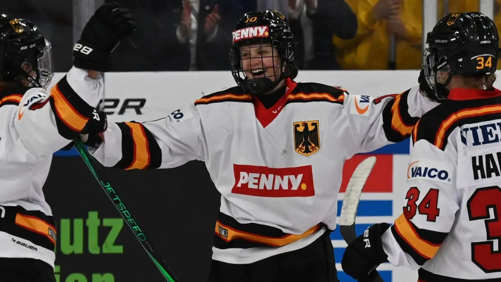 Die Eishockey-Spielerinnen dürfen sich über eine gute Nachricht freuen. (Archivbild) (Foto: Markus Lenhardt/dpa)