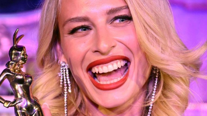 Die „Playmate des Jahres 2026“, Leonie Splitter, nutzte ihren Sieg für einen Appell: „Urteilt nicht, ohne die Person und ihre Story zu kennen.“ (Foto: Uli Deck/dpa)