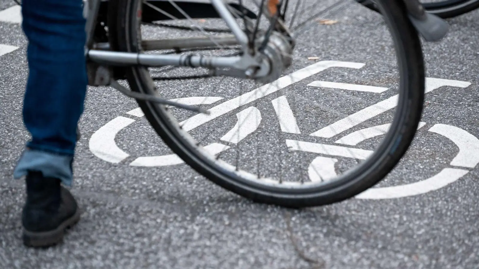 Nach einem Sturz ist ein Fahhradfahrer in München kollabiert. (Symbolbild) (Foto: Jonas Walzberg/dpa)