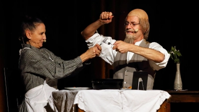 Da haben sich die Gabeln beim Abendessen verhakt. Es liegt ohnehin Spannung in der Luft – Bele Turba und Johann Anzenberger im Sketch „Der Theaterbesuch”. (Foto: Thomas Wirth)