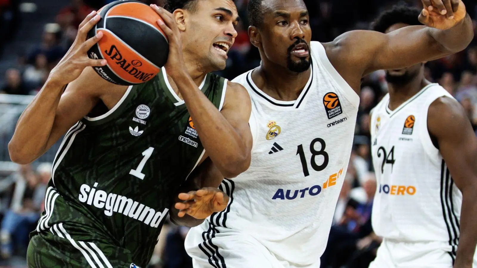 Oscar da Silva (l) machte sein bestes Euroleague-Spiel der Saison. (Foto: Matthias Balk/dpa)