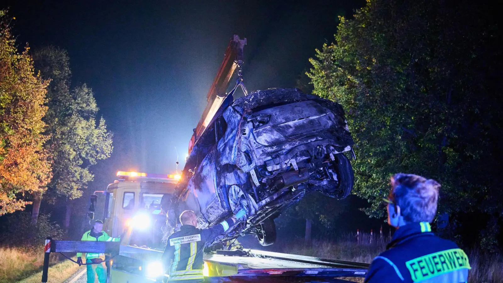 An der Unfallstelle wird das ausgebrannte Autowrack sichergestellt. (Foto: Annette Riedl/dpa)