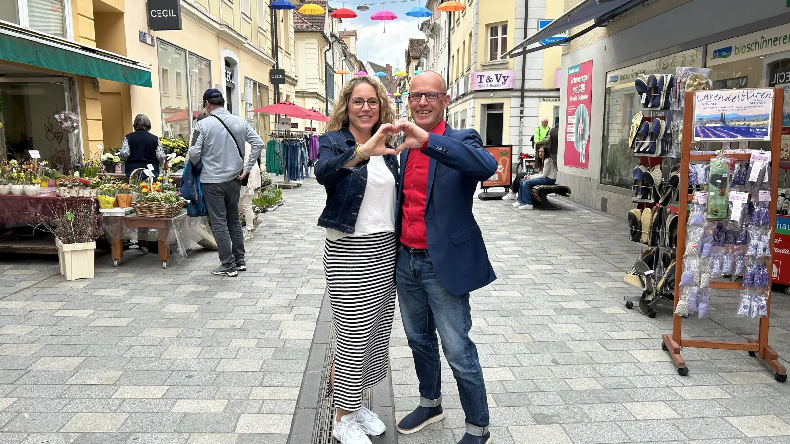 Ein Herz auch für Ansbachs Innenstadt: Kathrin Pollack und Martin Porzner setzen im Wahlkampf auf ureigene SPD-Werte. (Foto: Florian Pöhlmann)
