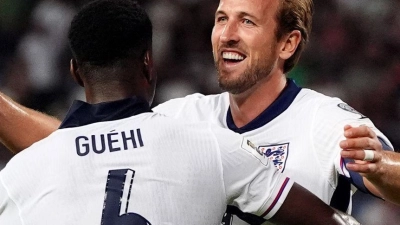 England-Nationalspieler Marc Guehi und Harry Kane: Spielen die beiden bald auch bei den Bayern zusammen? (Foto: Bradley Collyer/PA Wire/dpa)