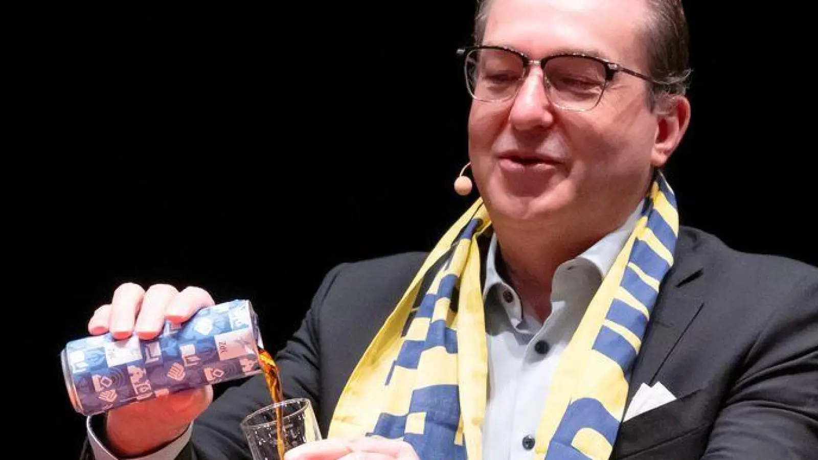 Alexander Dobrindt liebt ein ganz besonderes süßes Getränk. (Foto: Sven Hoppe/dpa)