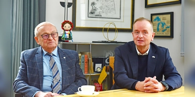 Friedrich Hilterhaus feiert am Sonntag, 30. November, seinen 85. Geburtstag. Unser Foto zeigt ihn mit Ansbachs Oberbürgermeister Thomas Deffner bei einer Besprechung, als um die Verleihung der Ehrenbürgerwürde ging. (Foto: Irmeli Pohl)