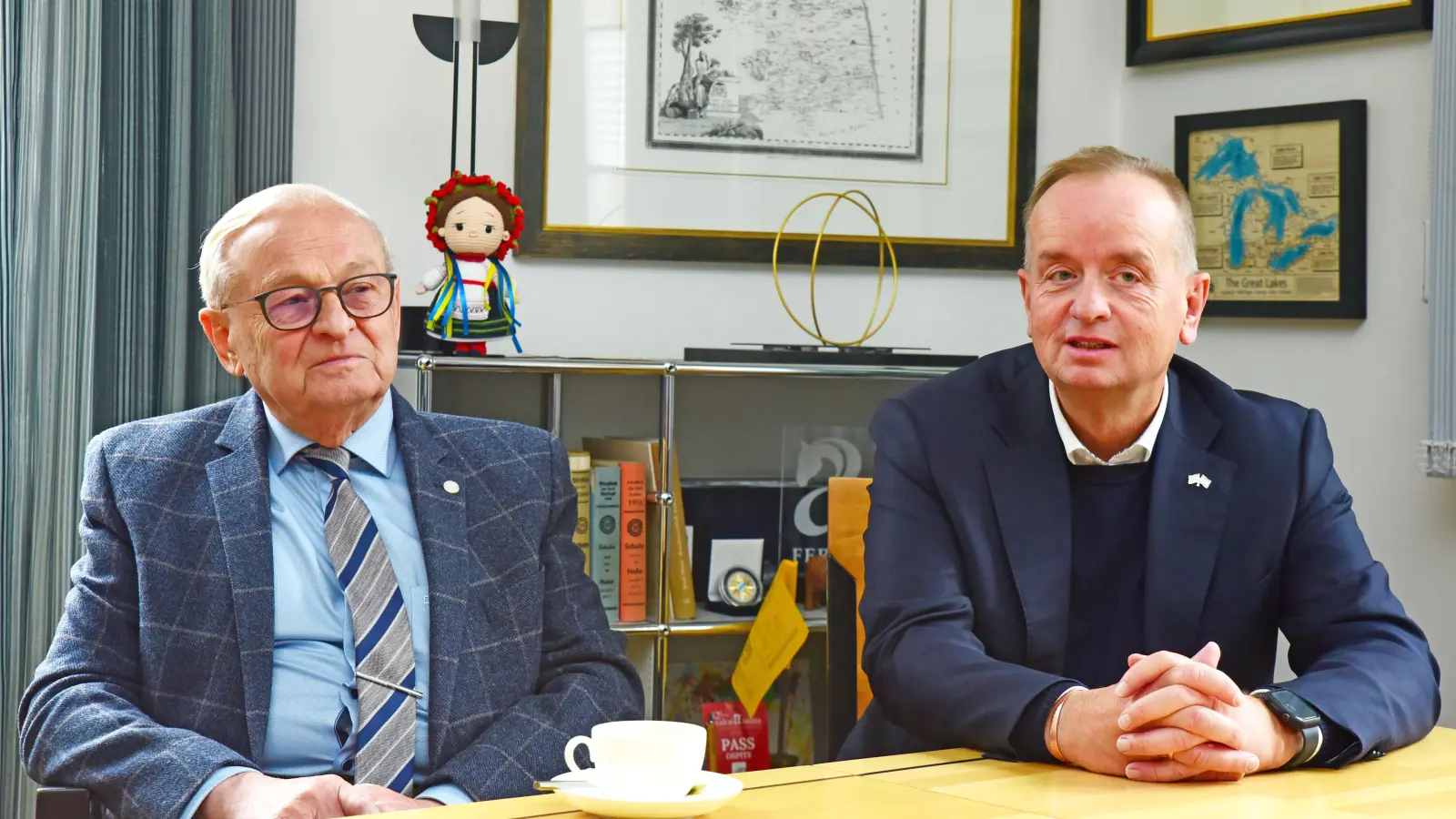 Friedrich Hilterhaus feiert am Sonntag, 30. November, seinen 85. Geburtstag. Unser Foto zeigt ihn mit Ansbachs Oberbürgermeister Thomas Deffner bei einer Besprechung, als um die Verleihung der Ehrenbürgerwürde ging. (Foto: Irmeli Pohl)