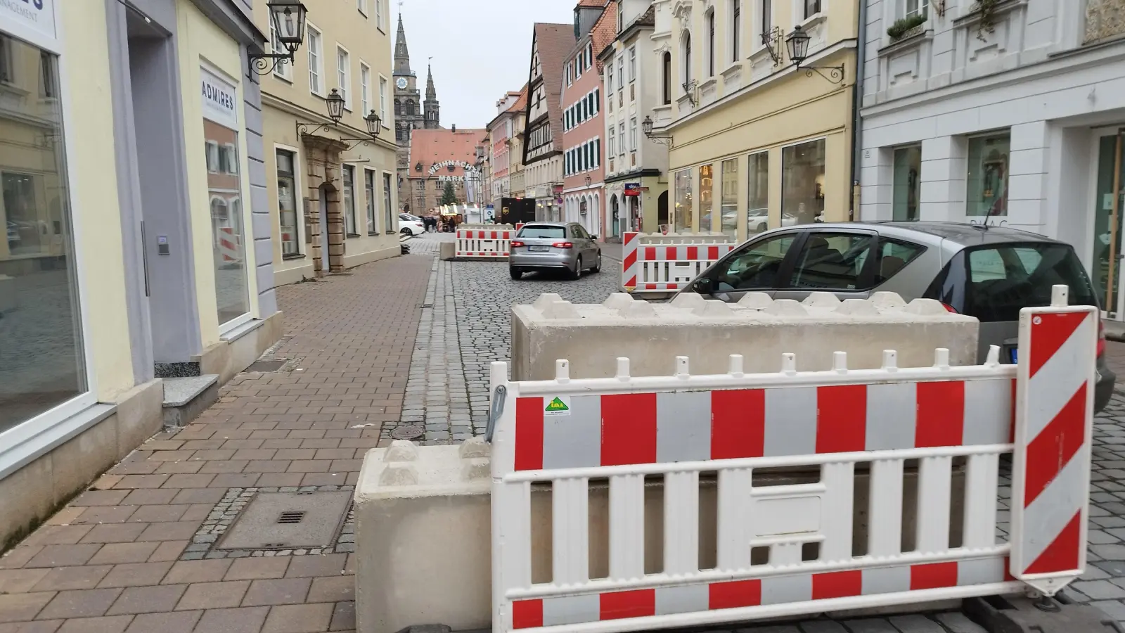 Sind die Betonelemente, die den Ansbacher Weihnachtsmarkt schützen sollen, richtig platziert? Diese Frage hat ein FLZ-Leser aufgeworfen. (Foto: Robert Maurer)