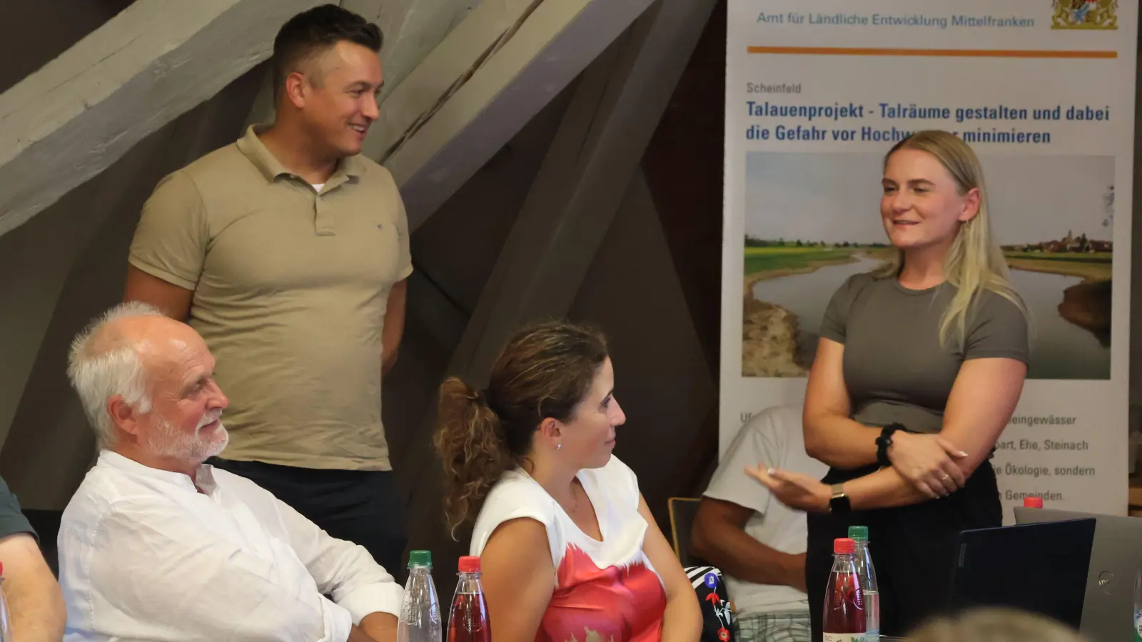 Die beiden Tennet-Vertreter Michael Sprenger und Aylin Kiyici (stehend) erläuterten im Bürgersaal den Stadtratsmitgliedern (im Foto Dr. Berthold Krabbe und Sandra Lechner) und dem vielköpfigen Publikum den Sachstand der Umspannwerk-Planung. (Foto: Andreas Reum)