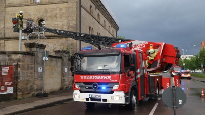 Kein schlechter Scherz, sondern Training für den Ernstfall: Die Drehleiter rückt an ein vergittertes Fenster der JVA Ansbach. (Foto: Oliver Herbst)