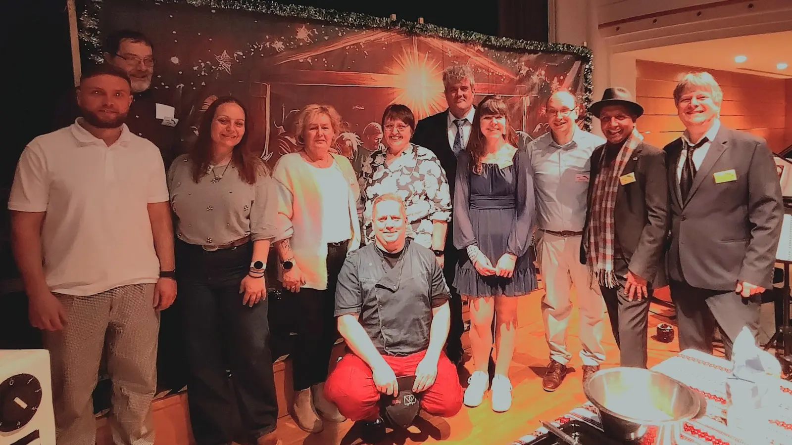 Ein Teil des Helfer-Teams im festlich geschmückten Onoldiasaal. (Foto: David Jess)