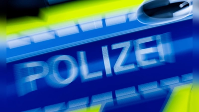 Die Polizei sucht Zeugen, die einen größeren Dieseldiebstahl in Ehingen beobachtet haben könnten. (Symbolbild: Rolf Vennenbernd/dpa)