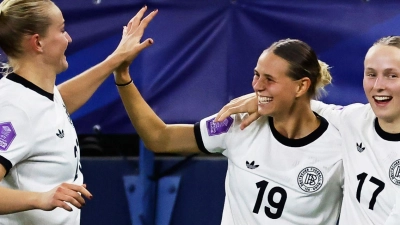 Klara Bühl (Nr. 19) freut sich über ihr Tor zum 2:1. (Foto: Jeremias Gonzalez/AP/dpa)