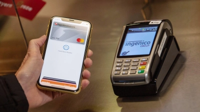 Apple Pay ist in Deutschland die populärste digitale Bezahlmethode an der Kasse. (Foto: Lino Mirgeler/dpa)