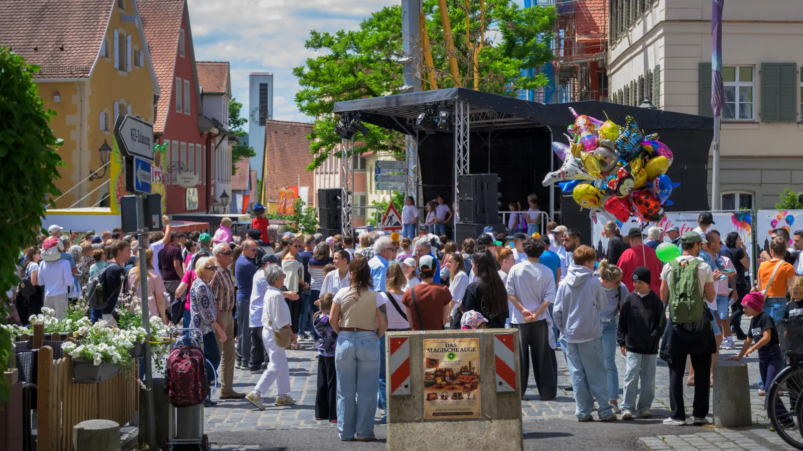 Seinem Beinamen Festsaal Frankens machte der Marktplatz alle Ehre: Vor der Bühne drängen sich die Gäste. (Foto: René Chlopotowski)