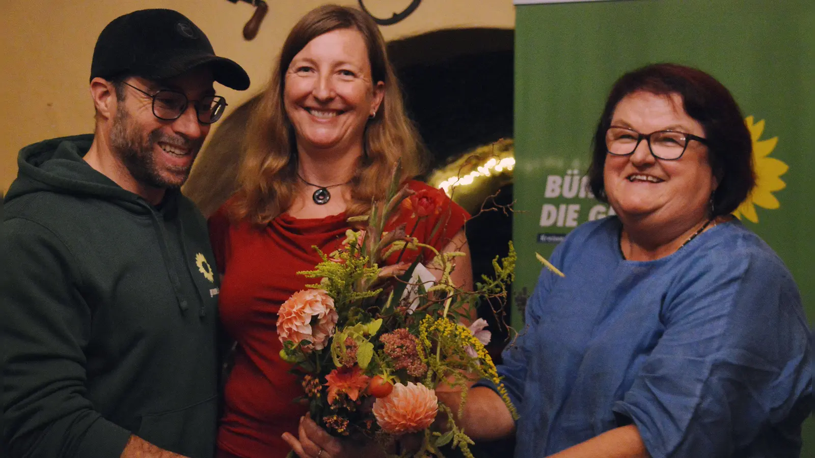 Gratulationen an Yvonne Hirsch (Mitte), die Uffenheimer Bürgermeisterkandidatin für die Grünen werden möchte, überbrachten auch Ruth Halbritter und Dr. Thomas Schmidt. (Foto: Johannes Zimmermann)