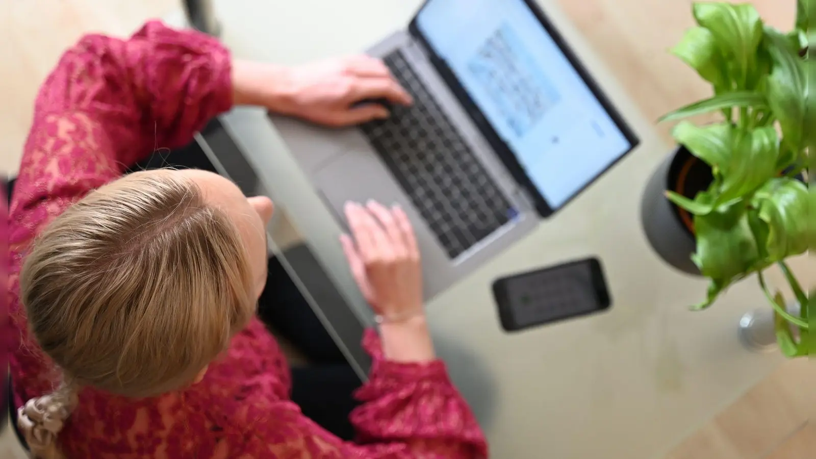 Wer im Internet Verträge abschließt, soll diese künftig einfacher wieder stornieren können. (Symbolbild) (Foto: Helena Dolderer/dpa)