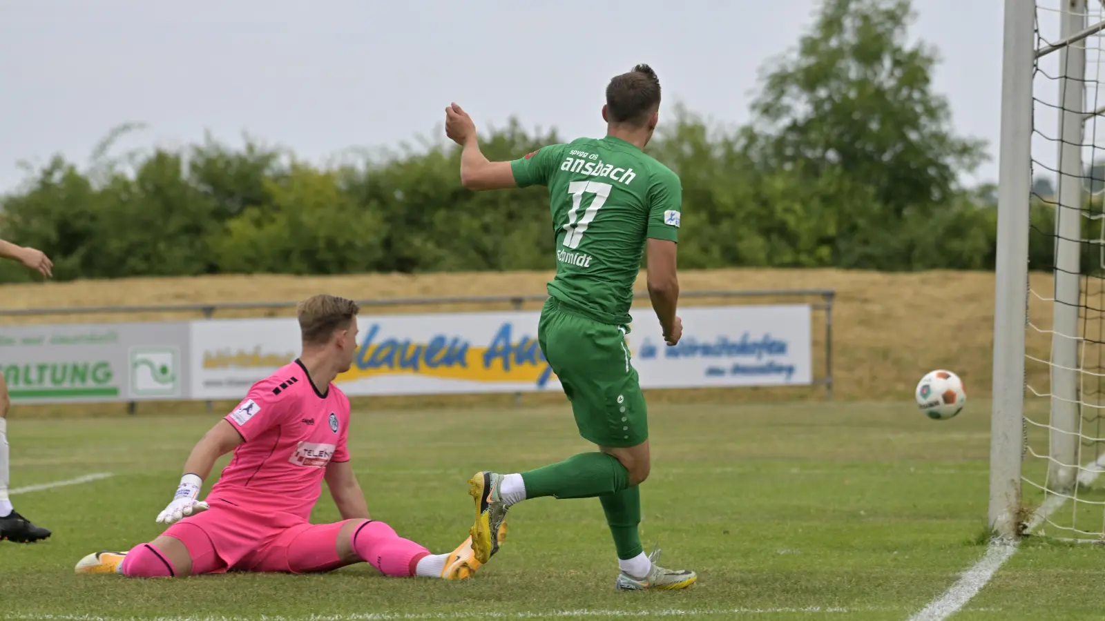 Ken und Barbie auf dem Fußballplatz? Nein, der Ansbacher Lukas Schmidt erzielt gar nicht puppenhaft das 1:0 gegen den grellrosa gekleideten Aalener Torhüter Michael Witte. (Foto: Martin Rügner)