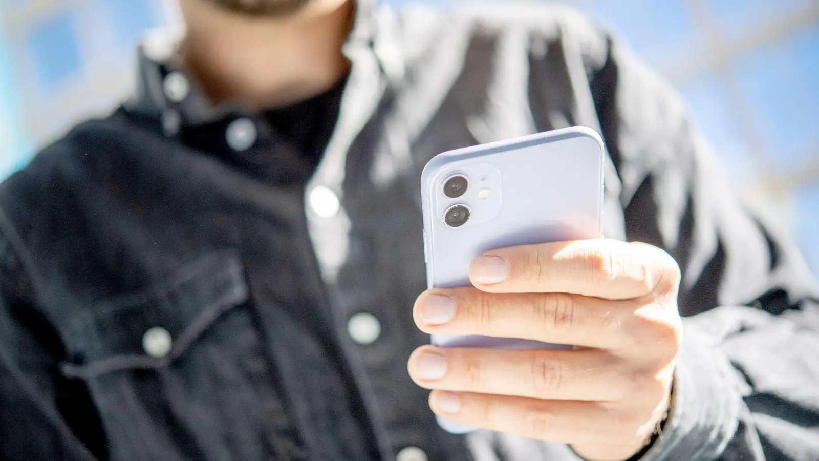 Fast jeder besitzt es: ein Smartphone. Doch manch einer fragt sich, wie gesund die kleinen Geräte überhaupt sind. (Foto: Zacharie Scheurer/dpa-tmn)