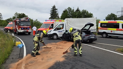 Die B8 zwischen Emskirchen und der Einfahrt Sixtmühle musste voll gesperrt werden. Das Foto zeigt Feuerwehrkräfte bei Arbeiten an der Fahrbahn. So waren Betriebsstoffe ausgelaufen, die gebunden werden mussten. (Foto: Rainer Weiskirchen )