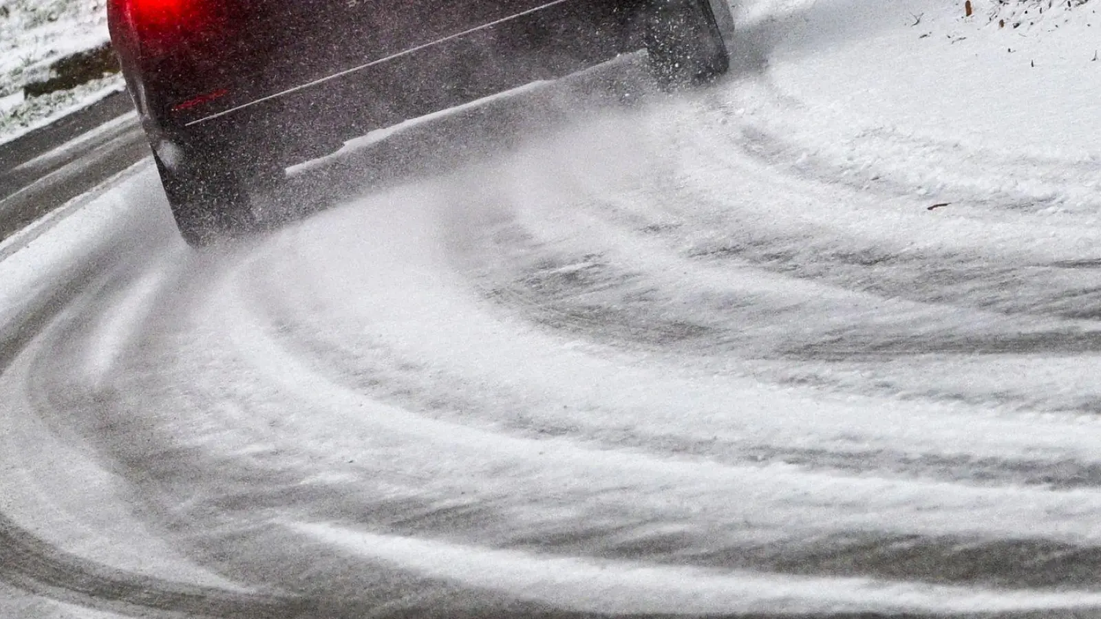 Wegen glatter Straßen krachte es am Samstag vielerorts im Dienstbereich der Polizei in Dinkelsbühl, Feuchtwangen und Ansbach. (Symbolbild: Jens Kalaene/dpa)