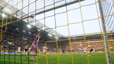  Alexander Rossipal (Dynamo Dresden, r) trifft zum 1:0. (Foto: Robert Michael/dpa)
